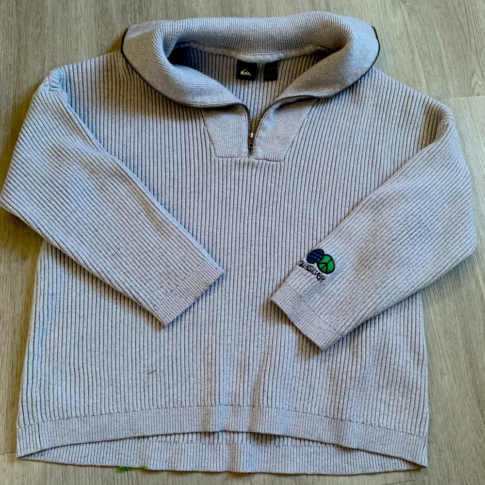 Quicksilver half zip grey unisex sweater. Sized as men’s M, but fits a small💫